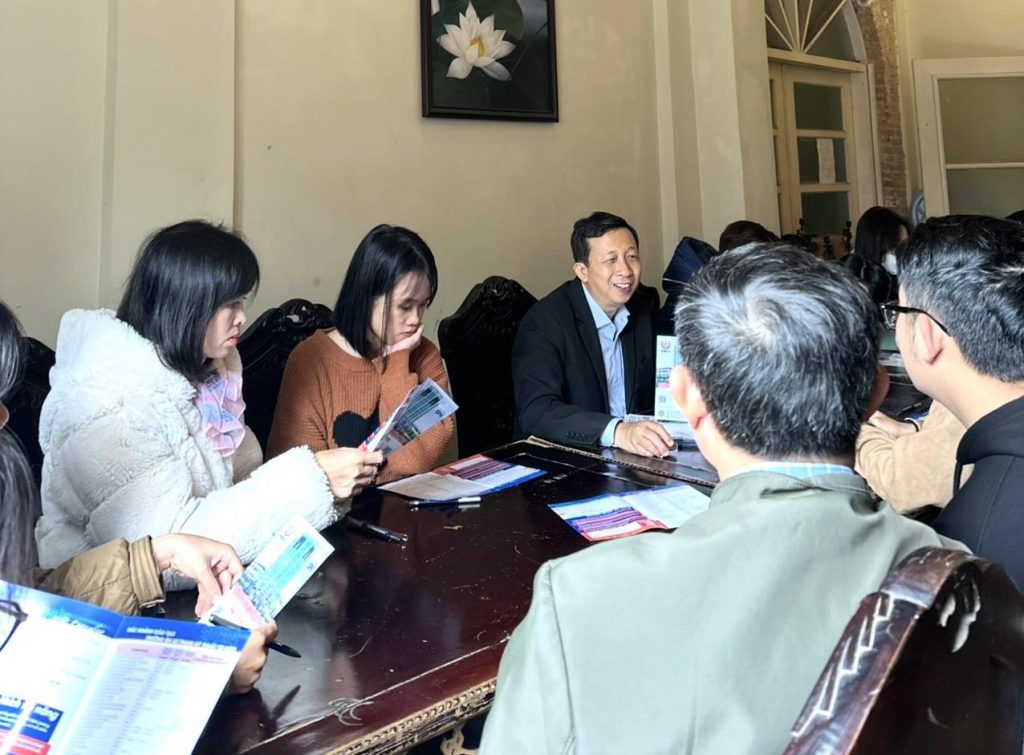 Phụ huynh và các em học sinh đến uống cà phê miễn phí và nghe Thầy Thưởng - TP. Tuyển sinh và công tác sinh viên Trường ĐH SPKT TP. HCM Tư vấn chọn ngành thông minh