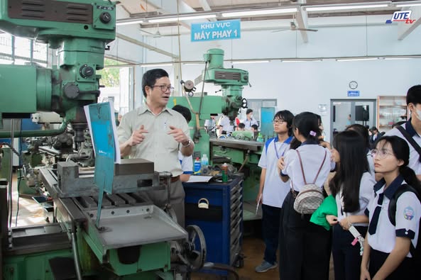 Học sinh, phụ huynh và giáo viên các Trường THPT trải nghiệm môi trường học tập, sinh hoạt và vui chơi tại chương trình Ngày hội Tư vấn Tuyển sinh – Hướng nghiệp – Ngày Mở lần thứ 18 ở HCMUTE